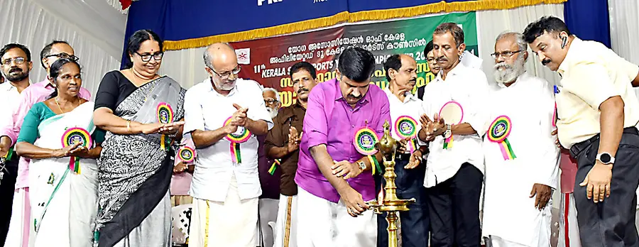 സംസ്ഥാന യോഗാ ചാമ്പ്യൻഷിപ്പ് കാലിക്കടവിൽ സന്ദീപ് വാര്യർ എംഎൽഎ ഉദ്ഘാടനംചെയ്യുന്നു