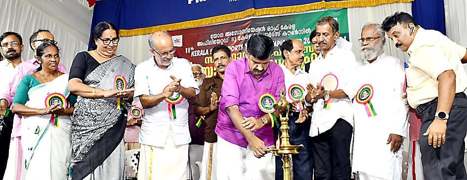 സംസ്ഥാന യോഗാ ചാമ്പ്യൻഷിപ്പ് കാലിക്കടവിൽ സന്ദീപ് വാര്യർ എംഎൽഎ ഉദ്ഘാടനംചെയ്യുന്നു