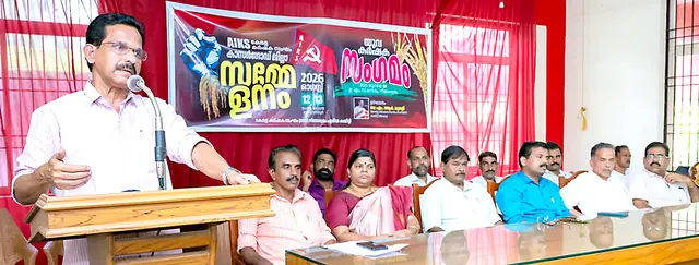 കർഷകസംഘം ജില്ലാ സമ്മേളനത്തിന്റെ ഭാഗമായി നീലേശ്വരത്ത് നടത്തിയ യുവ കർഷകസംഗമം സംസ്ഥാന കമ്മിറ്റി അംഗം എം ആർ മുരളി ഉദ്ഘാടനംചെയ്യുന്നു