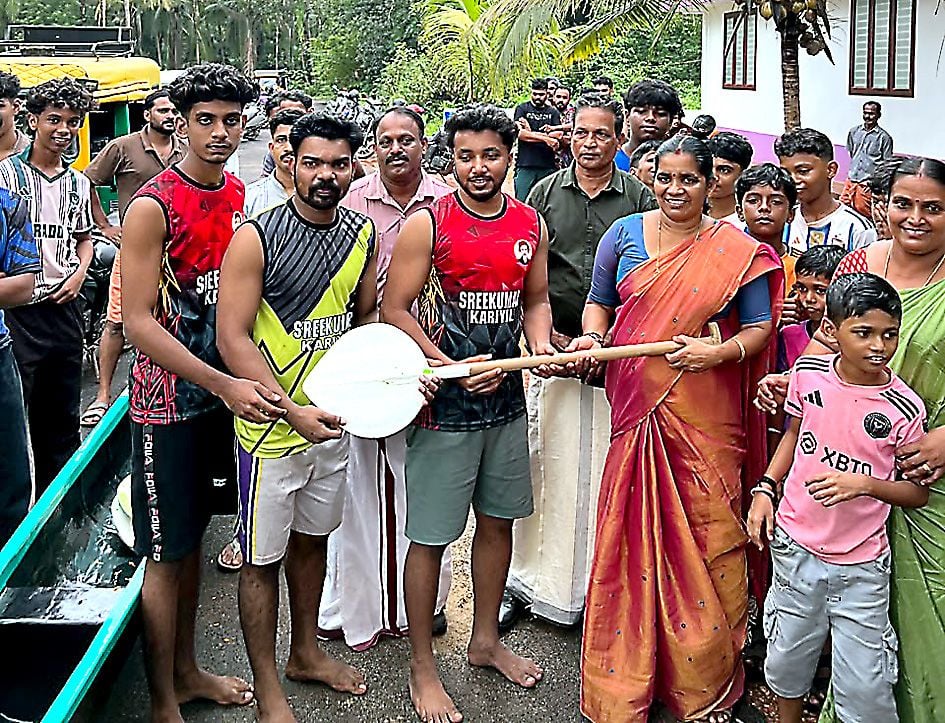 കാരിയിൽ ശ്രീകുമാർ ക്ലബ്, വായനശാല എന്നിയുടെ പുതിയ വള്ളം നീറ്റിലിറക്കിയശേഷം പഞ്ചായത്ത്‌ വൈസ്‌ പ്രസിഡന്റ്‌ പി മിനിമോൾ തുഴ കൈമാറുന്നു 