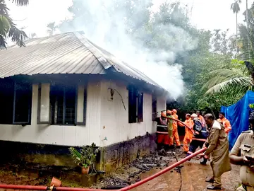 ആളൂർ വെള്ളാഞ്ചിറയിൽ വീടിന് തീപിടിച്ചത് അണയ്ക്കുന്ന അഗ്നിരക്ഷാസേന