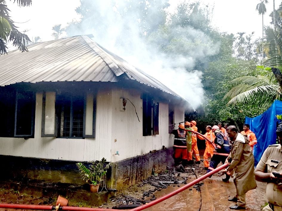 ആളൂർ വെള്ളാഞ്ചിറയിൽ വീടിന് തീപിടിച്ചത് അണയ്ക്കുന്ന അഗ്നിരക്ഷാസേന