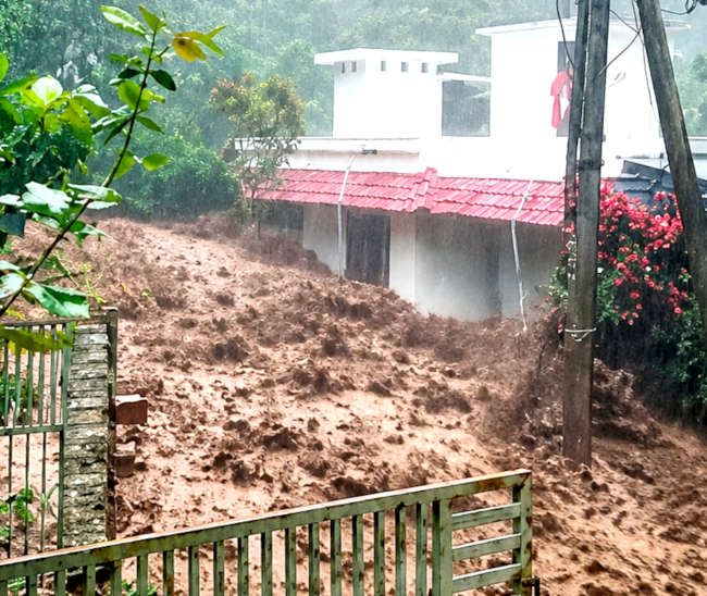 തയ്യേനി അത്തിയടുക്കം ഒറ്റക്കുഴി പ്രദേശത്തുണ്ടായ മലവെള്ളപ്പാച്ചിൽ