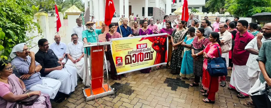 നീലേശ്വരം  നഗരസഭ ഓഫീസിലേക്ക് നടത്തിയ മാര്‍ച്ച്  സിപിഐ എം ജില്ലാ സെക്രട്ടറി എം രാജഗോപാലൻ ഉദ്‌ഘാടനംചെയ്യുന്നു