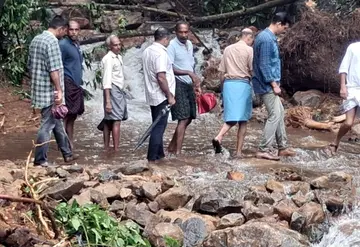 തയ്യേനി മലവെള്ളപ്പാച്ചിലിൽ തകർന്ന പ്രദേശം ആർഡിഒ, റവന്യൂ, വനംവകുപ്പ് അധികൃതർ സന്ദർശിക്കുന്നു