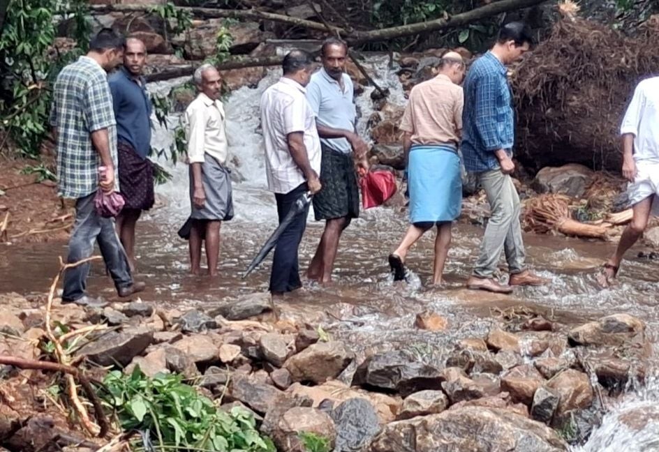 തയ്യേനി മലവെള്ളപ്പാച്ചിലിൽ തകർന്ന പ്രദേശം ആർഡിഒ, റവന്യൂ, വനംവകുപ്പ് അധികൃതർ സന്ദർശിക്കുന്നു