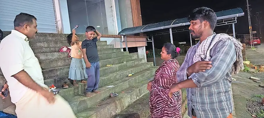 പയ്യന്നൂർ പുതിയ ബസ് സ്റ്റാൻഡിന് സമീപം തെരുവിൽ കഴിയുന്ന
കുടുംബത്തെ നഗരസഭാ ചെയർമാൻ സരിൻ ശശി സന്ദർശിക്കുന്നു