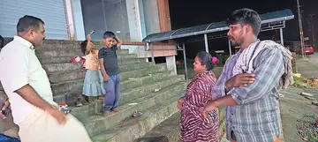 പയ്യന്നൂർ പുതിയ ബസ് സ്റ്റാൻഡിന് സമീപം തെരുവിൽ കഴിയുന്ന  കുടുംബത്തെ നഗരസഭാ ചെയർമാൻ സരിൻ ശശി സന്ദർശിക്കുന്നു