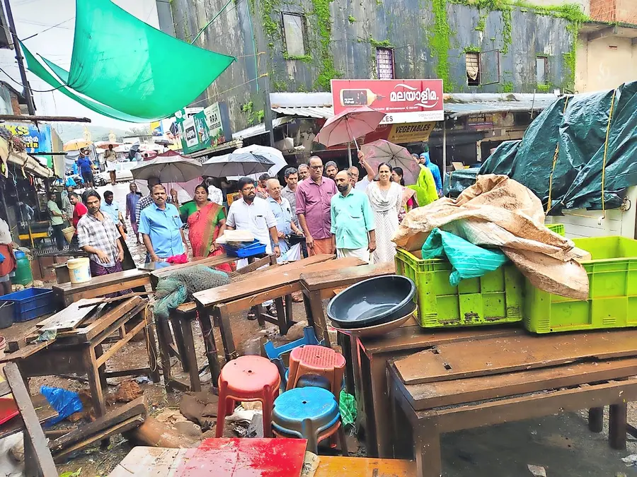 ശ്രീകണ്ഠപുരത്ത് വെള്ളം കയറിയ കടകൾ സിപിഐ എം ജില്ലാ സെക്രട്ടറി കെ കെ രാഗേഷ് സന്ദർശിക്കുന്നു