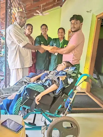 ചെമ്പിലോട് പഞ്ചായത്ത് ഹരിത കർമസേനയുടെ സാമ്പത്തിക സഹായം അർഹരായ കുടുംബത്തിന് കെെമാറുന്നു