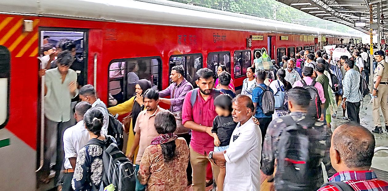 കാസർകോട് റെയിൽവേ സ്റ്റേഷനിൽ വൈകിട്ട് ട്രെയിൻ കേറാനുള്ളവരുടെ തിരക്ക്