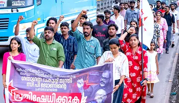 കെഎസ്ആർടിസി ബസിൽ യാത്രചെയ്യുന്ന സ്ത്രീകളെ അപമാനിച്ച ഗതാഗത മന്ത്രി സി പി ജോണിന്റെ പ്രസ്താവനയിൽ പ്രതിഷേധിച്ച് ഡിവൈഎഫ്ഐ നീലേശ്വരത്ത് നടത്തിയ പ്രകടനം