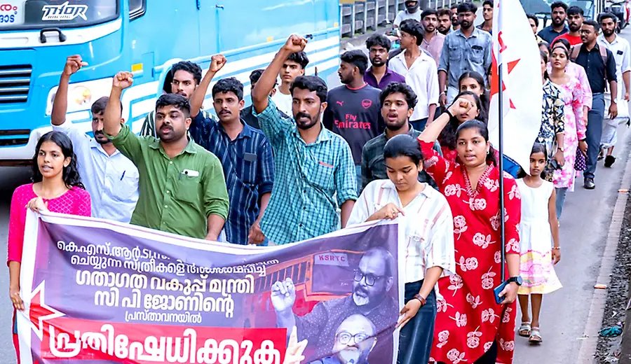 കെഎസ്ആർടിസി ബസിൽ യാത്രചെയ്യുന്ന സ്ത്രീകളെ അപമാനിച്ച ഗതാഗത മന്ത്രി സി പി ജോണിന്റെ പ്രസ്താവനയിൽ പ്രതിഷേധിച്ച് ഡിവൈഎഫ്ഐ നീലേശ്വരത്ത് നടത്തിയ പ്രകടനം