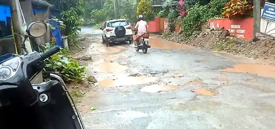 ടൂറിസം കേന്ദ്രമായ അഴിത്തല ബീച്ചിലേക്കുള്ള തോട്ടം -അഴിത്തല റോഡ് തകർന്ന് കാൽനടപോലും ദുസ്സഹം.