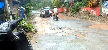 ടൂറിസം കേന്ദ്രമായ അഴിത്തല ബീച്ചിലേക്കുള്ള തോട്ടം -അഴിത്തല റോഡ്‌ തകർന്ന് കാൽനടപോലും ദുസ്സഹം.