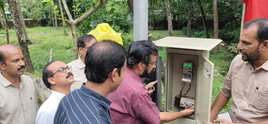 കുന്നത്ത് പീടിക പരിസരത്തെ മിനിമാസ്റ്റ് ലൈറ്റ് സി രവീന്ദ്രനാഥ് എംഎൽഎ സ്വിച്ച് ഓൺ ചെയ്യുന്നു