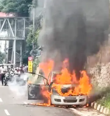 പന്തീരാങ്കാവിൽ ഓടിക്കൊണ്ടിരിക്കെ കത്തിനശിച്ച കാർ