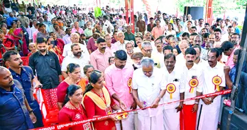 സിപിഐ എം ആലന്തട്ട സെൻട്രൽ ബ്രാഞ്ചിന്റെയും ജനശക്തി സാംസ്കാരിക വേദിയുടെയും ഓഫീസായ ചീമേനി രക്തസാക്ഷി മന്ദിരം സിപിഐ എം പൊളിറ്റ്ബ്യൂറോ അംഗം പിണറായി വിജയൻ ഉദ്ഘാടനംചെയ്യുന്നു