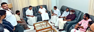 അന്തരിച്ച പ്രമുഖ കരാറുകാരനും പൗരപ്രമുഖനുമായ ചട്ടഞ്ചാലിലെ കെ മൊയ്തീൻകുട്ടിഹാജിയുടെ വീട്ടിൽ എത്തിയ പ്രതിപക്ഷ നേതാവ് പിണറായി വിജയൻ
കുടുംബാംഗങ്ങളോട് സംസാരിക്കുന്നു