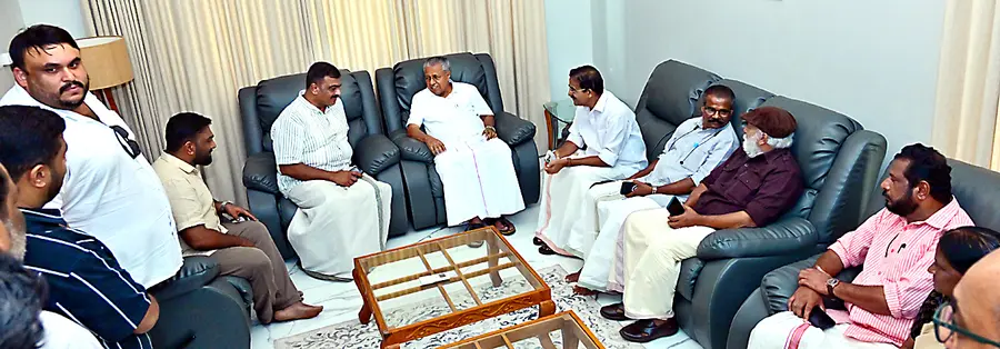 അന്തരിച്ച പ്രമുഖ കരാറുകാരനും പൗരപ്രമുഖനുമായ ചട്ടഞ്ചാലിലെ കെ മൊയ്തീൻകുട്ടിഹാജിയുടെ വീട്ടിൽ എത്തിയ പ്രതിപക്ഷ നേതാവ് പിണറായി വിജയൻ
കുടുംബാംഗങ്ങളോട് സംസാരിക്കുന്നു