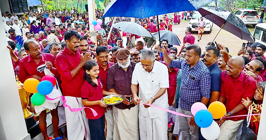 വലിയപറമ്പ് കെജിഎം സ്പോർട്സ് ക്ലബ് നിർമിച്ച കെ ഗോവിന്ദൻ സ്മാരക മന്ദിരം പ്രതിപക്ഷ നേതാവ് പിണറായി വിജയൻ ഉദ്ഘാടനംചെയ്യുന്നു