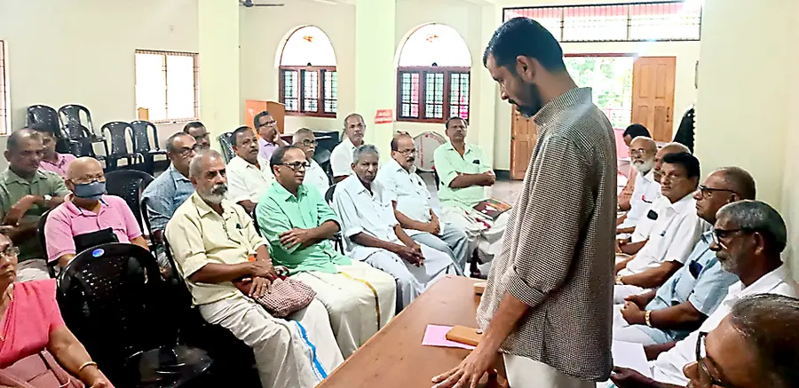 സീനിയര്‍ സിറ്റിസണ്‍ ഫ്രണ്ട്സ്‌ വെല്‍ഫെയര്‍ അസോസിയേഷന്‍ ജില്ലാ സമ്മേളനം സംഘാടകസമിതി രൂപീകരണയോഗം  സിപിഐ എം കാഞ്ഞങ്ങാട് എരിയാ സെക്രട്ടറി കെ രാജ്മോഹനന്‍ ഉദ്ഘാടനംചെയ്യുന്നു
