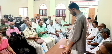സീനിയര്‍ സിറ്റിസണ്‍ ഫ്രണ്ട്സ്‌ വെല്‍ഫെയര്‍ അസോസിയേഷന്‍ ജില്ലാ സമ്മേളനം സംഘാടകസമിതി രൂപീകരണയോഗം  സിപിഐ എം കാഞ്ഞങ്ങാട് എരിയാ സെക്രട്ടറി കെ രാജ്മോഹനന്‍ ഉദ്ഘാടനംചെയ്യുന്നു