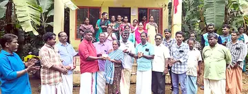 എകെഎസ് മെമ്പർഷിപ്പ് പ്രവർത്തനത്തിന്റെ ജില്ലാ ഉദ്ഘാടനം പന്നിത്തടം ഉന്നതിയിലെ കാരിച്ചിയമ്മയ്ക്ക് മെമ്പർഷിപ്പ്   നൽകി ജില്ലാ സെക്രട്ടറി അശോകൻ കുന്നൂച്ചി നിർവഹിക്കുന്നു