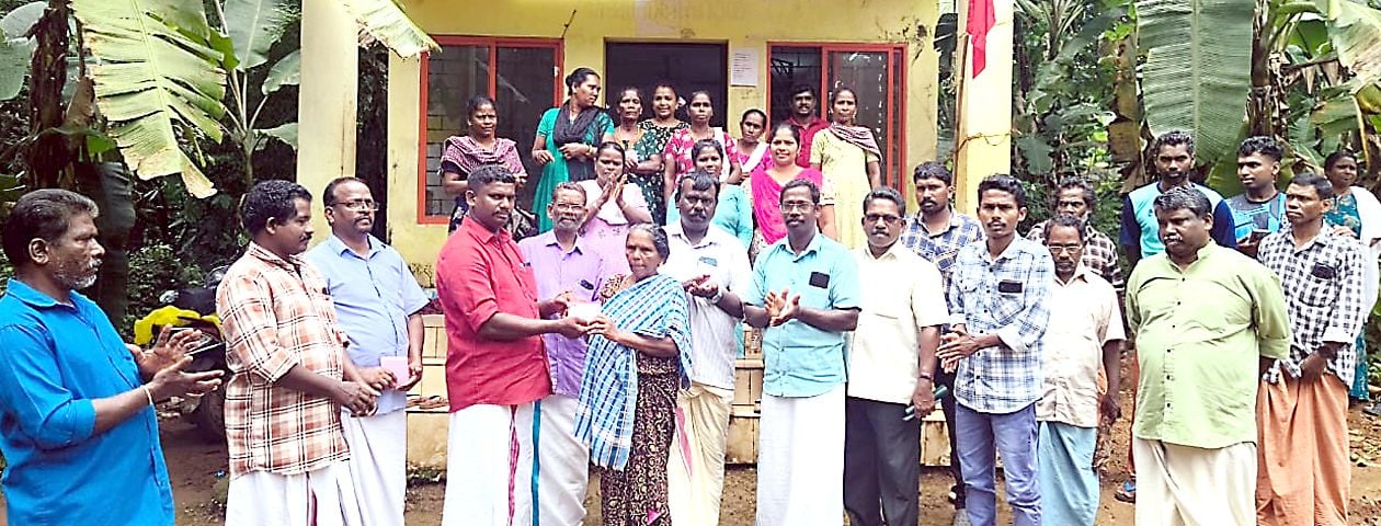 എകെഎസ് മെമ്പർഷിപ്പ് പ്രവർത്തനത്തിന്റെ ജില്ലാ ഉദ്ഘാടനം പന്നിത്തടം ഉന്നതിയിലെ കാരിച്ചിയമ്മയ്ക്ക് മെമ്പർഷിപ്പ്   നൽകി ജില്ലാ സെക്രട്ടറി അശോകൻ കുന്നൂച്ചി നിർവഹിക്കുന്നു