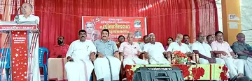 ഉളിയത്തുകടവ്-–മംഗളൂരു പട്ടിണിജാഥ അനുസ്മരണം കർഷകസംഘം സംസ്ഥാന കമ്മിറ്റിയംഗം കെ കുഞ്ഞിരാമൻ ഉദ്ഘാടനംചെയ്യുന്നു ​