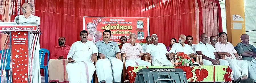 ഉളിയത്തുകടവ്-–മംഗളൂരു പട്ടിണിജാഥ അനുസ്മരണം കർഷകസംഘം സംസ്ഥാന കമ്മിറ്റിയംഗം കെ കുഞ്ഞിരാമൻ ഉദ്ഘാടനംചെയ്യുന്നു 