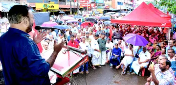 കേന്ദ്ര ട്രേഡ് യൂണിയനുകളുടെയും സംയുക്ത കിസാൻ മോർച്ചയുടെയും കർഷകത്തൊഴിലാളി യൂണിയനുകളുടെയും നേതൃത്വത്തിൽ ജയിൽ നിറക്കൽ സമരത്തിന്റെ ഭാഗമായി നടന്ന കാഞ്ഞങ്ങാട് ഹെഡ് പോസ്റ്റ് ഓഫീസ് ഉപരോധം കിസാൻ സഭ സംസ്ഥാന സെക്രട്ടറി കെ വി വസന്തൻ ഉദ്ഘാടനംചെയ്യുന്നു