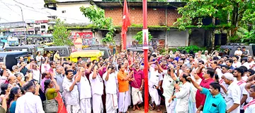 കേരള കർഷകസംഘം ജില്ലാ സമ്മേളനത്തിന് തുടക്കം കുറിച്ച് ചെറുവത്തൂർ കെ പി വത്സലൻ നഗറിൽ സംഘാടക സമിതി ചെയർമാൻ മാധവൻ മണിയറ പതാക ഉയർത്തുന്നു