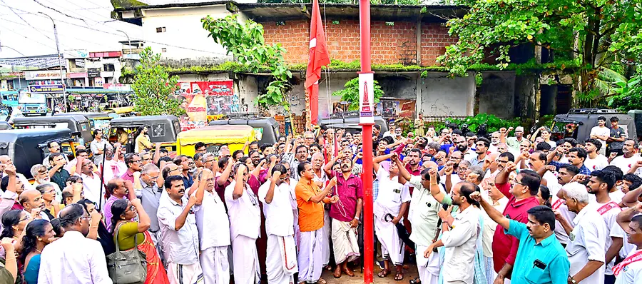 കേരള കർഷകസംഘം ജില്ലാ സമ്മേളനത്തിന് തുടക്കം കുറിച്ച് ചെറുവത്തൂർ കെ പി വത്സലൻ നഗറിൽ സംഘാടക സമിതി ചെയർമാൻ മാധവൻ മണിയറ പതാക ഉയർത്തുന്നു