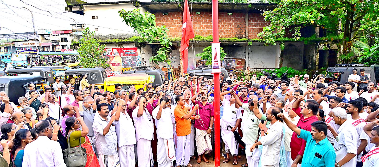 കേരള കർഷകസംഘം ജില്ലാ സമ്മേളനത്തിന് തുടക്കം കുറിച്ച് ചെറുവത്തൂർ കെ പി വത്സലൻ നഗറിൽ സംഘാടക സമിതി ചെയർമാൻ മാധവൻ മണിയറ പതാക ഉയർത്തുന്നു