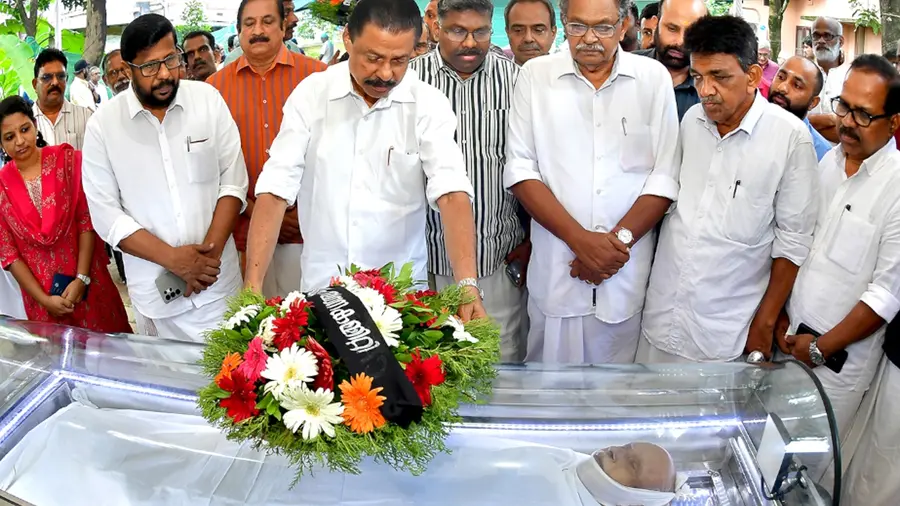 ഡോ. എം പി പരമേശ്വന് സിപി ഐ എം സംസ്ഥാന സെക്രട്ടറി എം വി ഗോവിന്ദൻ പുഷ്പചക്രം അർപ്പിക്കുന്നു