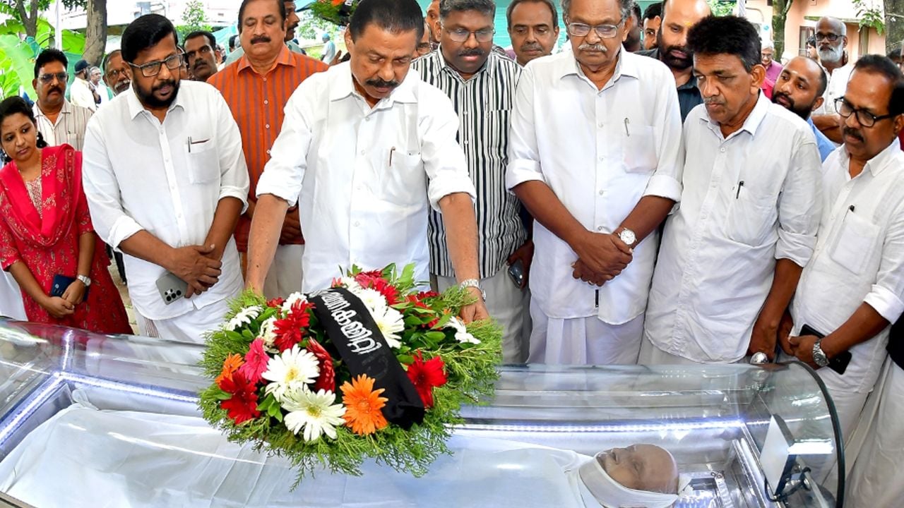 ഡോ. എം പി പരമേശ്വന്‌  സിപി ഐ എം സംസ്ഥാന സെക്രട്ടറി എം വി ഗോവിന്ദൻ പുഷ്‌പചക്രം അർപ്പിക്കുന്നു