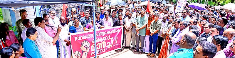 സ്ഥലമാറ്റഹത്യയ്‌ക്കെതിരെ എഫ്എസ്ഇടിഒ കലക്ടറേറ്റിലേക്ക് നടത്തിയ പ്രതിഷേധ മാർച്ച് ജില്ലാ പഞ്ചായത്ത് പ്രസിഡന്റ് സാബു അബ്രഹാം ഉദ്‌ഘാടനംചെയ്യുന്നു