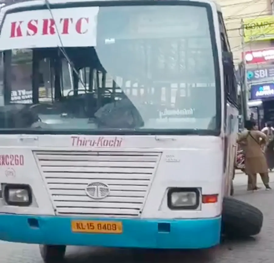 ഒറ്റപ്പാലം ബസ് സ്റ്റാൻഡിൽ കെഎസ്ആർടിസി ആക്സിൽ ഒടിഞ്ഞ് നിൽക്കുന്നു
