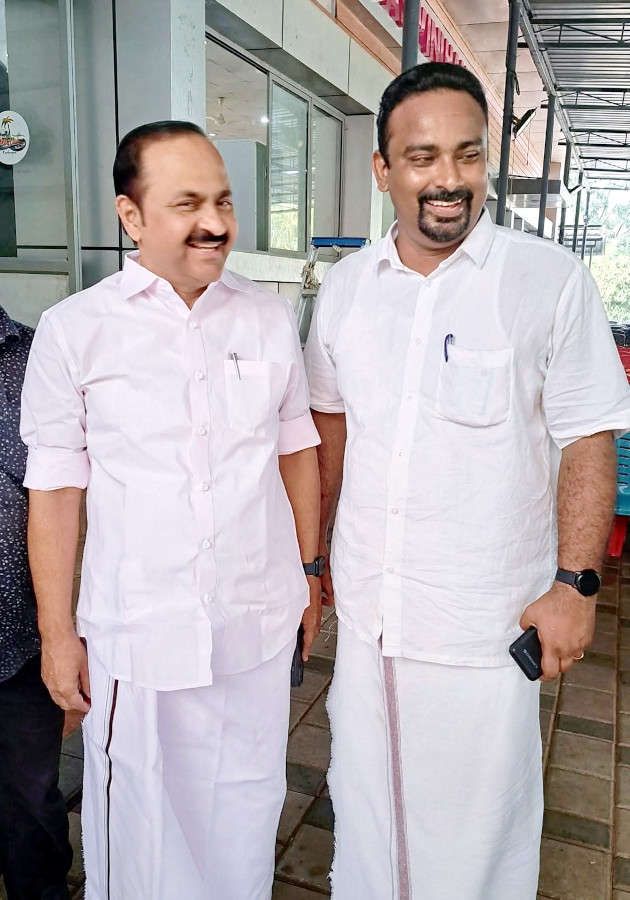 വി ഡി സതീശനും ഡാർളിൻ ജോർജും