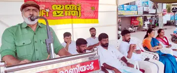 ഡിവൈഎഫ്ഐ തൃക്കരിപ്പൂരിൽ സംഘടിപ്പിച്ച യങ് ഇന്ത്യ യുവജന റാലി സിപിഐ എം ജില്ലാ സെക്രട്ടറി എം രാജഗോപാലൻ ഉദ്ഘാടനംചെയ്യുന്നു