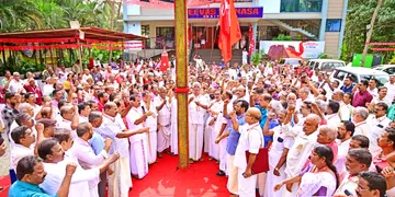 കൺസ്ട്രക്ഷൻ വർക്കേഴ്സ് ഫെഡറേഷൻ (സിഐടിയു) സംസ്ഥാന സമ്മേളനത്തിന് തുടക്കം കുറിച്ച് കാസർകോട് ജീവാസ് മാനസ ഓഡിറ്റോറിയത്തിലെ ഷീലാ അലക്സ്–കെ ബാലകൃഷ്ണൻ നഗറിൽ
ഫെഡറേഷൻ സംസ്ഥാന പ്രസിഡന്റ് യു പി ജോസഫ് പതാക ഉയർത്തുന്നു