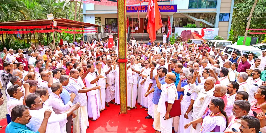 കൺസ്ട്രക്ഷൻ വർക്കേഴ്‌സ് ഫെഡറേഷൻ (സിഐടിയു) സംസ്ഥാന സമ്മേളനത്തിന്‌ തുടക്കം കുറിച്ച്‌ കാസർകോട്‌ ജീവാസ് മാനസ ഓഡിറ്റോറിയത്തിലെ ഷീലാ അലക്സ്–കെ ബാലകൃഷ്‌ണൻ നഗറിൽ  ഫെഡറേഷൻ സംസ്ഥാന പ്രസിഡന്റ്‌ യു പി ജോസഫ്‌ പതാക ഉയർത്തുന്നു