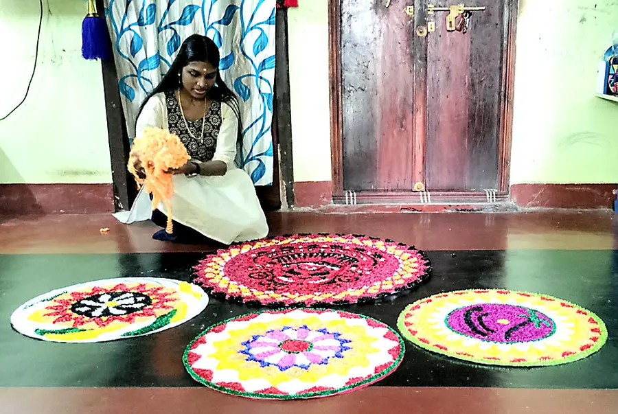 കാൻവാസുകളിൽ പൂക്കളം നിർമിക്കുന്ന ചെറുവത്തൂർ വി വി നഗറിലെ പാർവതി വിജേഷ്