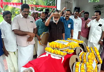 പാലായിയിലെ കെ പി ഗോപാലന്റെ മൃതദേഹത്തിൽ സിപിഐ എം ജില്ലാ സെക്രട്ടറി എം രാജഗോപാലൻ
പുഷ്പചക്രമർപ്പിച്ചശേഷം അന്തിമോപചാരമർപ്പിക്കുന്നു