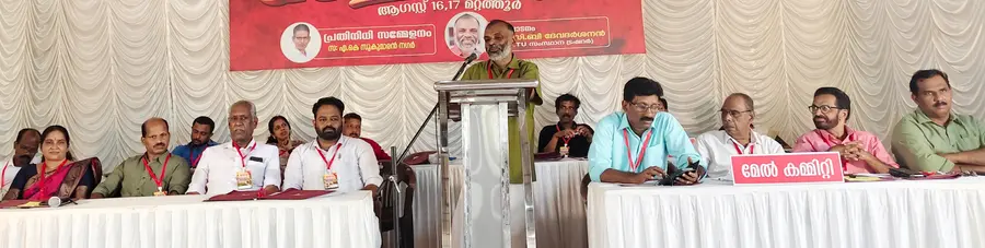 കെഎസ്കെടിയു കൊടകര ഏരിയ സമ്മേളനം സംസ്ഥാന ട്രഷറർ സി ബി ദേവദർശനൻ ഉദ്ഘാടനം ചെയ്യുന്നു
