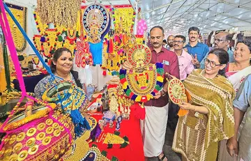 മിന്നിച്ചോണം, പൊന്നോണം  ​കണ്ണൂർ പൊലീസ്‌ മൈതാനിയിൽ ജില്ലാ പഞ്ചായത്ത് ഓണം വിപണന മേള ഉദ്ഘാടനം ചെയ്ത്  ജില്ലാ പഞ്ചായത്ത് പ്രസിഡന്റ്‌ ബിനോയ്‌ കുര്യൻ പ്രദർശനം കാണുന്നു                                                 ഫോട്ടോ: ജഗത്‌ ലാൽ 
