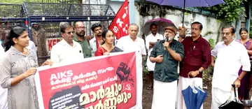 കർഷകസംഘം ജില്ലാ കമ്മിറ്റി ക്ഷീരവികസന വകുപ്പ് ഓഫീസിലേക്ക് നടത്തിയ മാർച്ചും ധർണയും സിപിഐ എം ജില്ലാ സെക്രട്ടറി എം രാജഗോപാലൻ ഉദ്ഘാടനംചെയ്യുന്നു