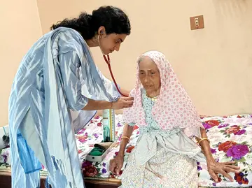 കയ്യൂർ–ചീമേനി കനിവ് പാലിയേറ്റീവ് ഡോക്ടർ കിടപ്പ് രോഗികൾക്കുള്ള
പരിചരണം നടത്തുന്നു (ഫയൽചിത്രം)