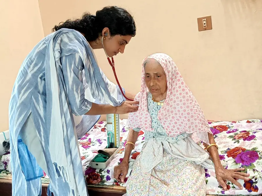 കയ്യൂർ–ചീമേനി കനിവ് പാലിയേറ്റീവ് ഡോക്ടർ കിടപ്പ് രോഗികൾക്കുള്ള
പരിചരണം നടത്തുന്നു (ഫയൽചിത്രം)